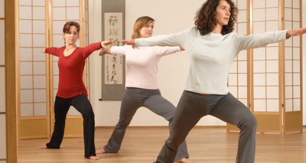 Drei Frauen beim Yoga