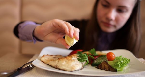  Vitamin B3 steckt vor allem in tierischen Lebensmitteln wie Fisch, Fleisch und Innereien. 