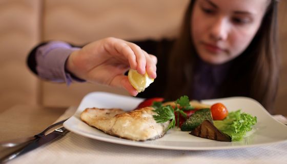  Vitamin B3 steckt vor allem in tierischen Lebensmitteln wie Fisch, Fleisch und Innereien. 