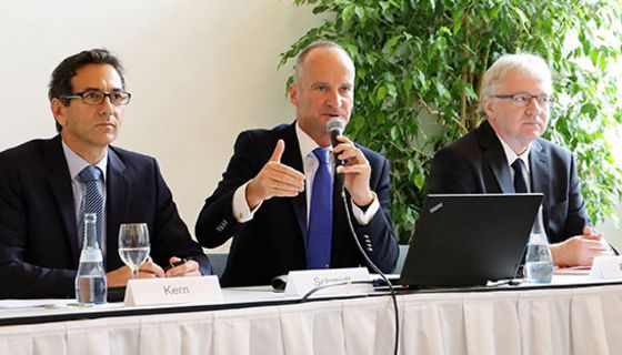Bei der Pressekonferenz in Düsseldorf äußerten sich (v.l.) ABDA-Pressesprecher Dr. Reiner Kern, ABDA-Präsident Friedemann Schmidt und Vizepräsident Mathias Arnold.