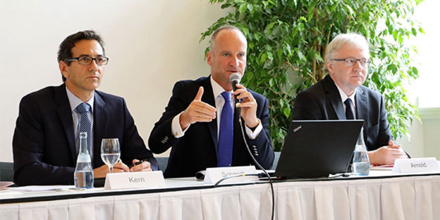 Bei der Pressekonferenz in Düsseldorf äußerten sich (v.l.) ABDA-Pressesprecher Dr. Reiner Kern, ABDA-Präsident Friedemann Schmidt und Vizepräsident Mathias Arnold.