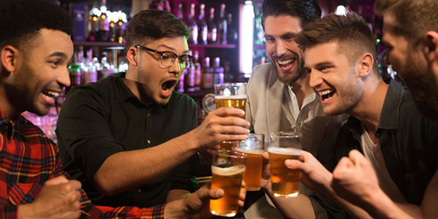 Prost! Je nachdem wer trinkt und wie viel, kann Alkohol ganz unterschiedlich auf Menschen wirken.