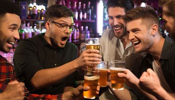Prost! Je nachdem wer trinkt und wie viel, kann Alkohol ganz unterschiedlich auf Menschen wirken.