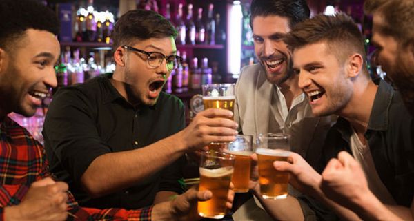 Prost! Je nachdem wer trinkt und wie viel, kann Alkohol ganz unterschiedlich auf Menschen wirken.