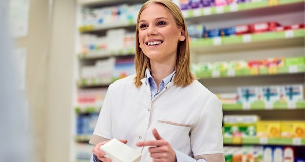Apothekerin mit Medikament.