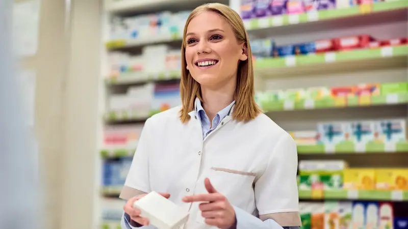 Apothekerin mit Medikament.