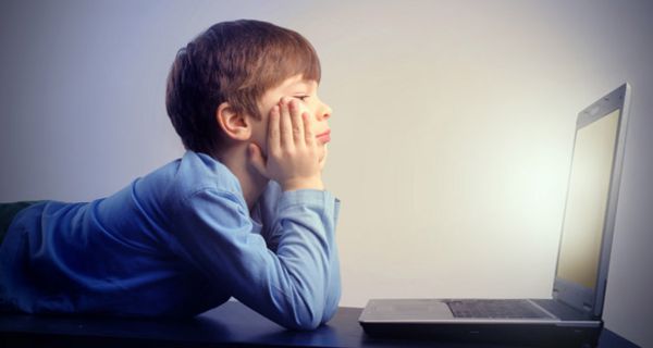Junge vor einem Laptop