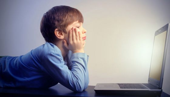 Junge vor einem Laptop