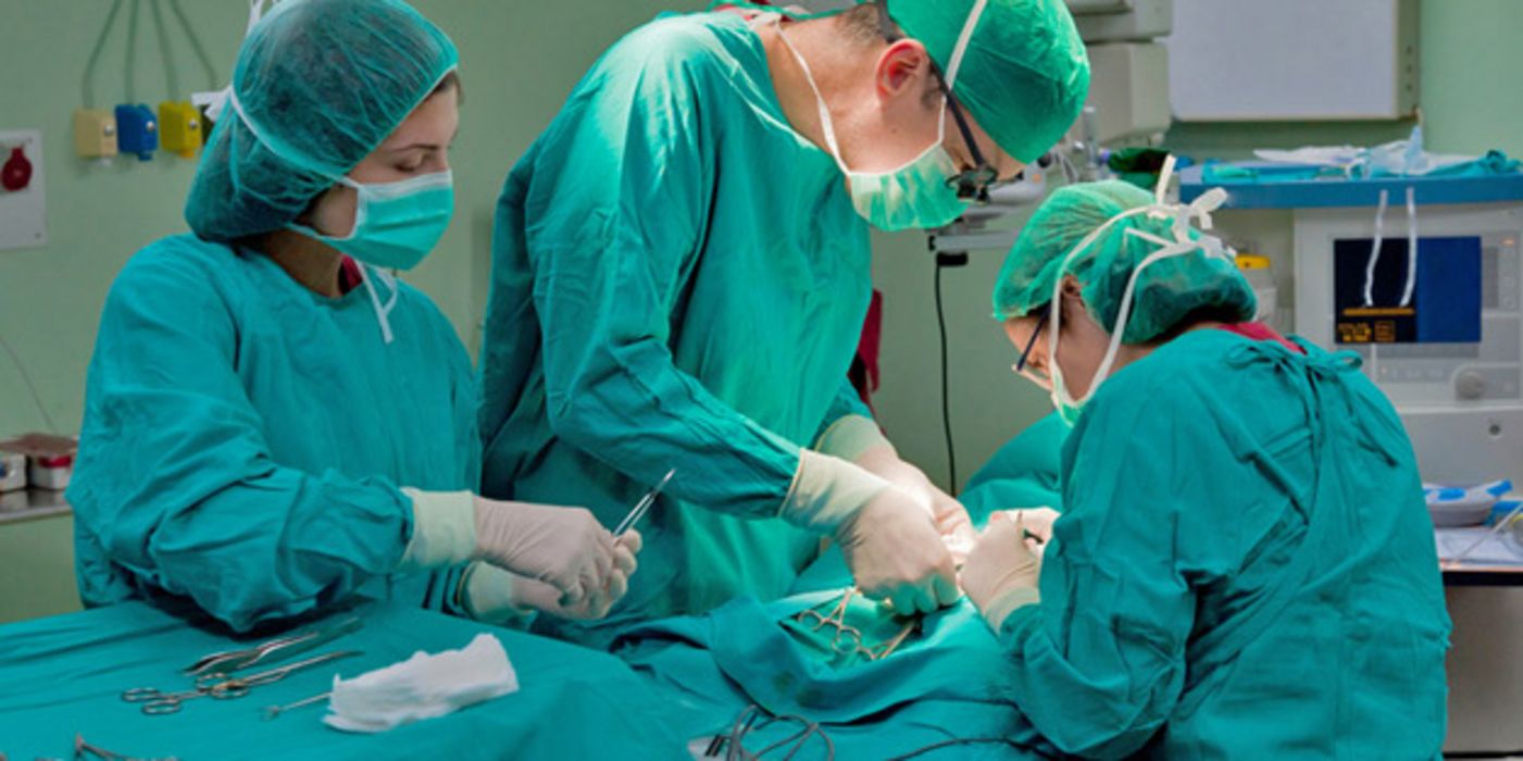 Ärzte beim Operieren eines Patienten