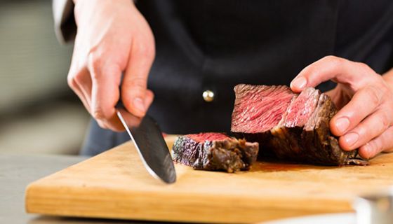 Rotes Fleisch könnte das Risiko für Darmentzündungen erhöhen.