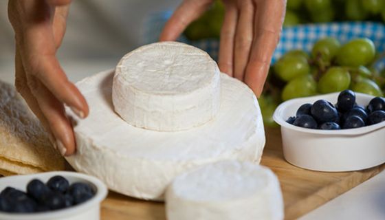 Stammen Rohmilchprodukte von mit FSME-infizierten Tieren, kann der Verzehr zu Hirnhautentzündung führen.
