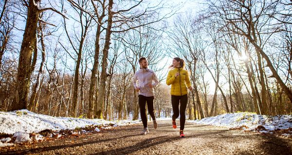 Mann und Frau beim Joggen.