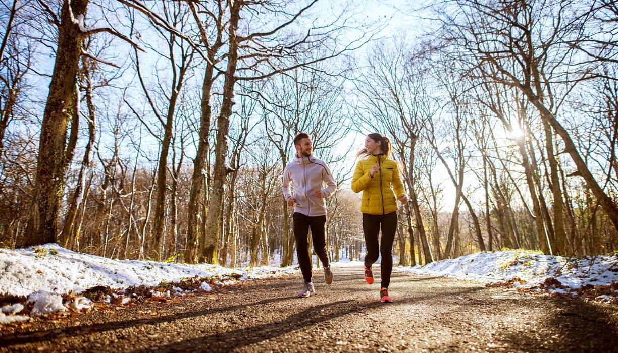 Mann und Frau beim Joggen.