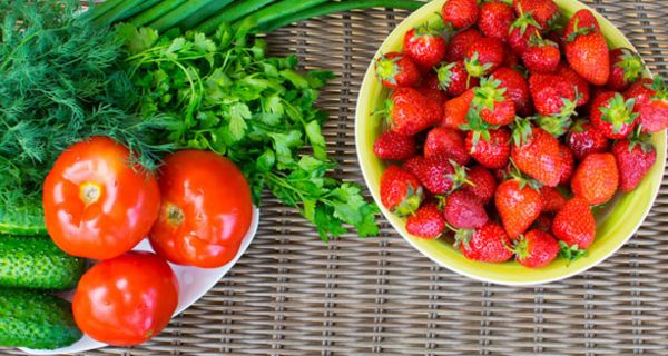 Erdbeeren und Tomaten enthalten allergieauslösende Eiweiße, die denen von bestimmten Blütenpollen ähneln.
