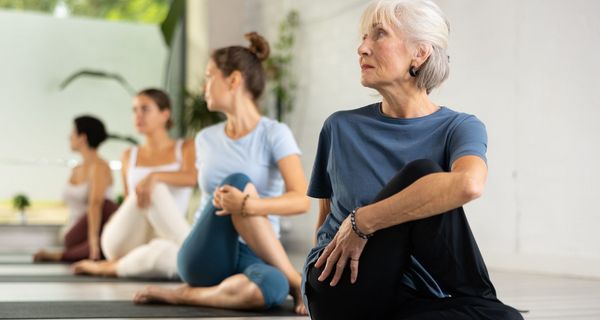 Ältere Frau, macht Yoga.