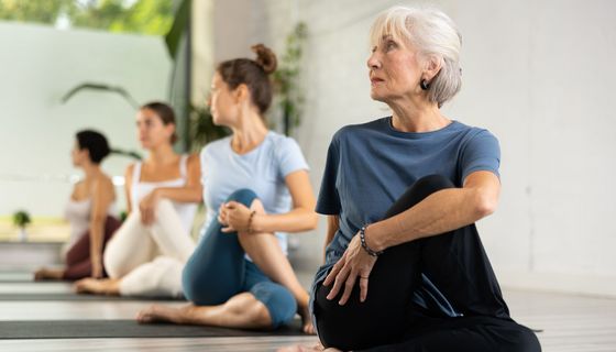 Ältere Frau, macht Yoga.