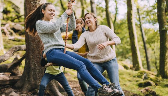 Sportlich aktive Frauen in der Natur.