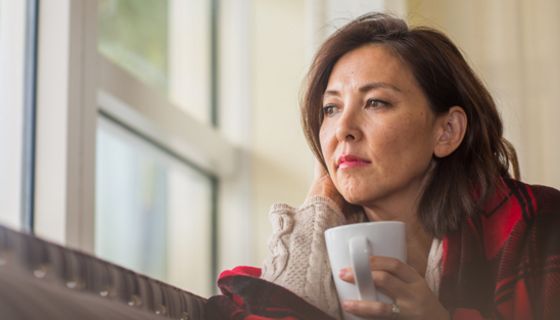Viele Frauen leiden zu Beginn der Wechseljahre unter Depressionen.