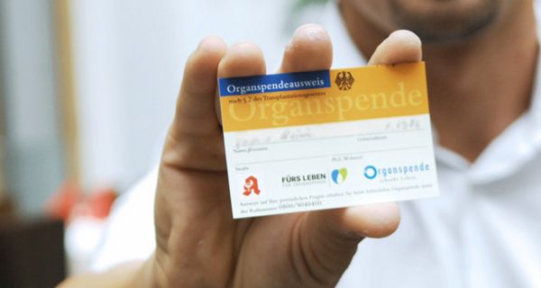 Hand mit Organspendeausweis