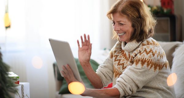 Ältere Frau videochattet an Weihnachten