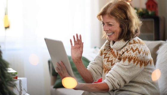 Ältere Frau videochattet an Weihnachten