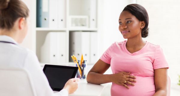 Arbeitet die Schilddrüse nicht richtig, kann das negative Folgen für das Baby haben.