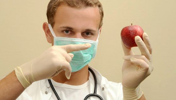 Arzt mit Apfel in der Hand