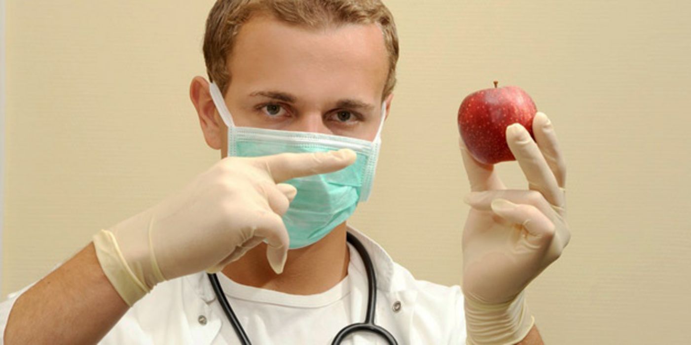 Arzt mit Apfel in der Hand