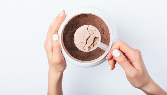 Eiweißhaltige Pulver, aus denen sich Shakes herstellen lassen, helfen dabei, überflüssige Kilos loszuwerden. 