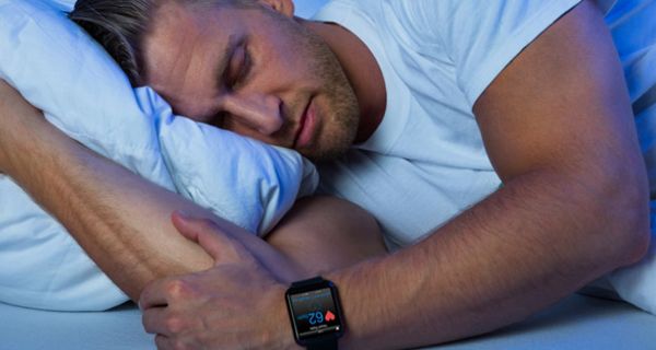 Schlaf-Tracker können Schlafprobleme begünstigen.