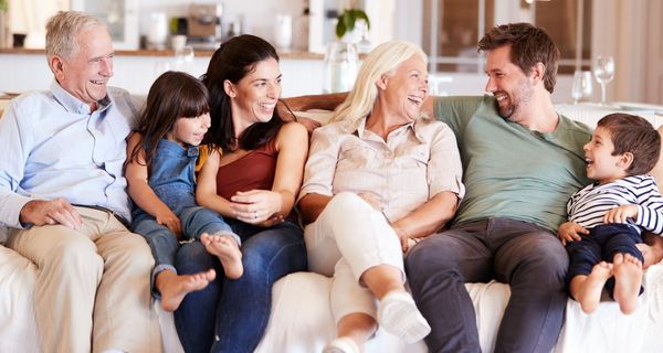 Großfamilie zusammen auf einem Sofa.