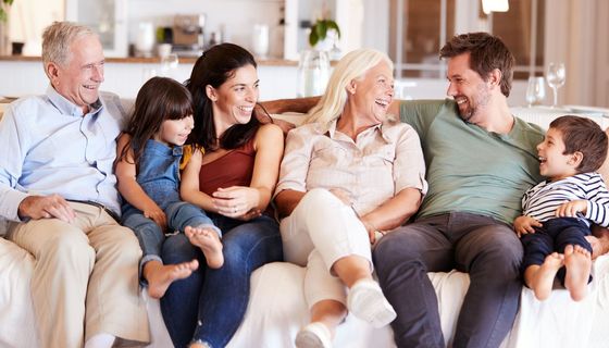 Großfamilie zusammen auf einem Sofa.