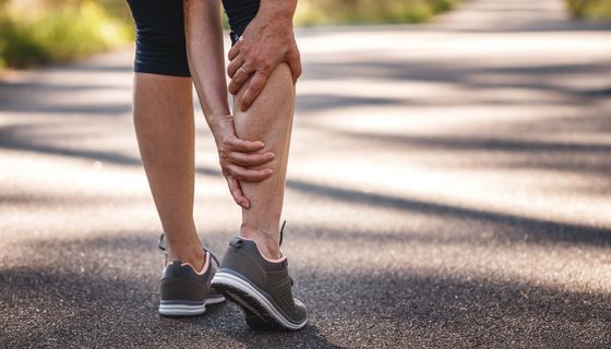 Sportlerin, hat Beinschmerzen.