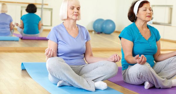 Zwei Frauen machen Yoga-Übungen.