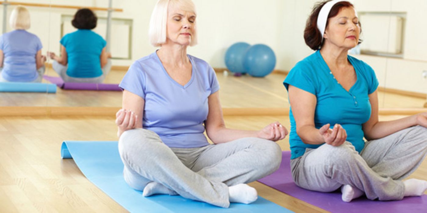 Zwei Frauen machen Yoga-Übungen.