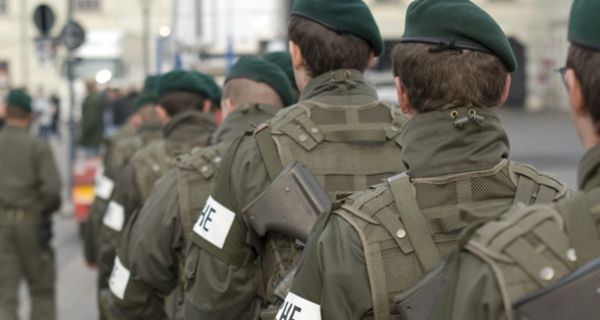 Bundeswehr-Soldaten von hinten aufgenommen