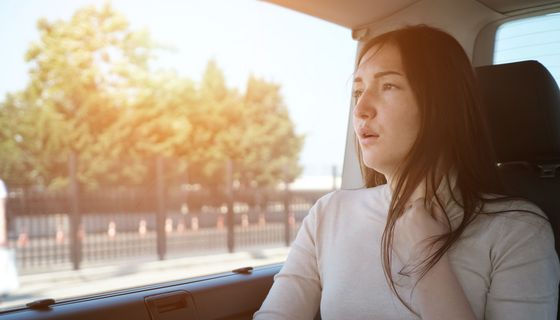 Frau, ist im Auto übel.