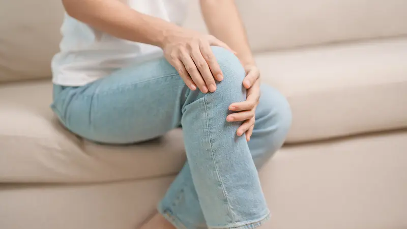 Frau, hält ihr Knie.