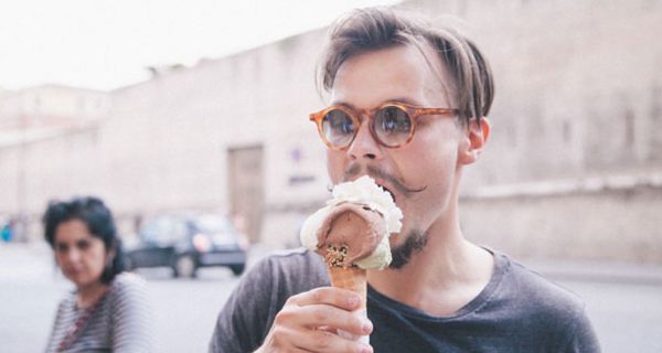 Im Sommer schmeckt ein Eis besonders gut - leider sind bisweilen zu viele Keime darin zu finden.