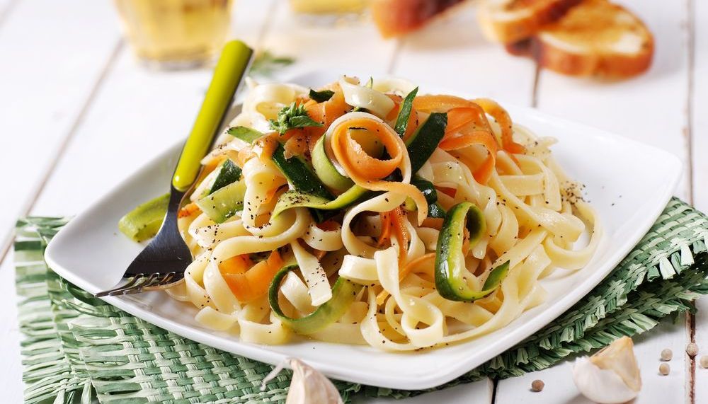 Bandnudeln mit Gemüsestreifen | aponet.de