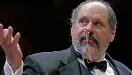 Gary Dryfoos vom Ig-Nobel-Preis-Komitee demonstriert, wie ein ins Nasenloch gesteckter Streifen geräucherter Schinken sehr starkes, lebensbedrohliches Nasenbluten stoppen kann.