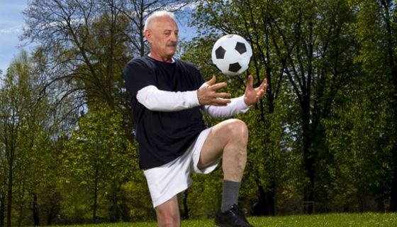 Senioren verletzten sich beim Amateur-Fußball etwa genauso oft, wie Profi-Fußballer.