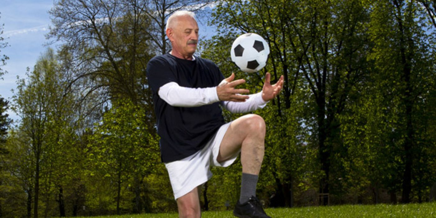 Senioren verletzten sich beim Amateur-Fußball etwa genauso oft, wie Profi-Fußballer.