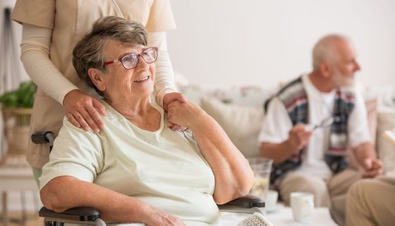 Ältere Frau im Rollstuhl