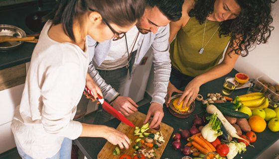 Clean Eating ist eine Ernährungsweise, bei der keine verarbeiteten Lebensmittel auf den Tisch kommen.