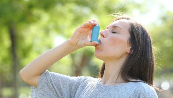 Junge Frau, nutzt Asthmasprays.