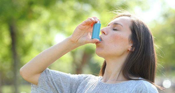 Junge Frau, nutzt Asthmasprays.