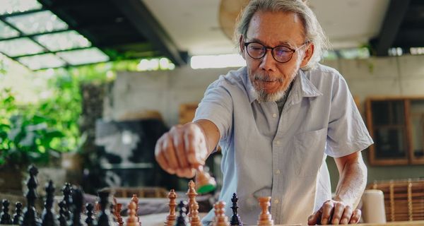 Älterer Mann, spielt Schach.