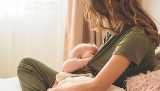 Über die Muttermilch werden Darmbakterien von der Mutter auf das Baby übertragen.