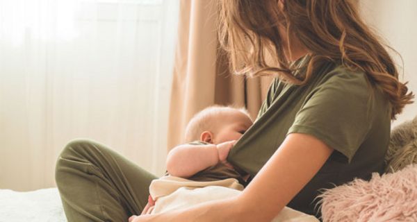 Über die Muttermilch werden Darmbakterien von der Mutter auf das Baby übertragen.